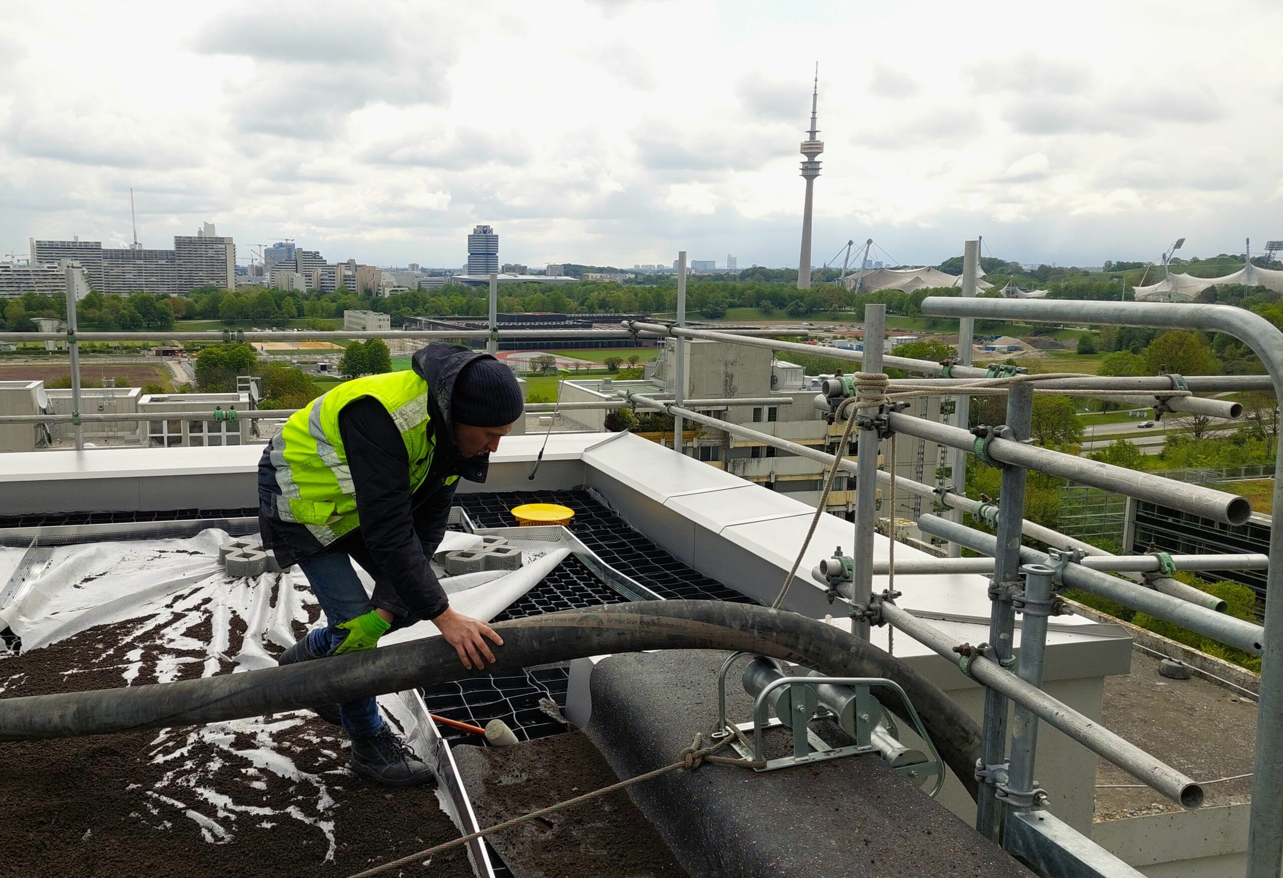 Arbeiten an der Dachsanierung in der Olympia Pressestadt