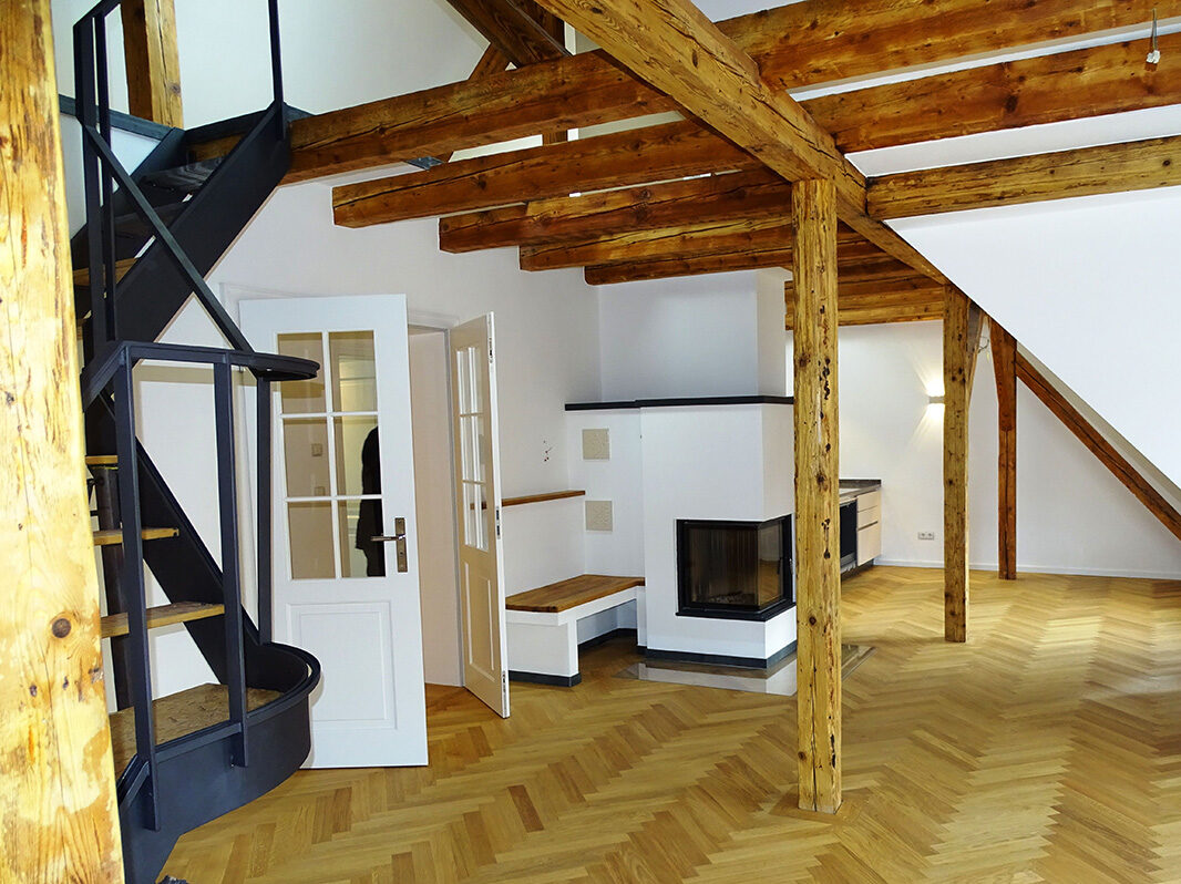 Treppe und Holzkonstruktion im Dachausbau in München-Neuhausen